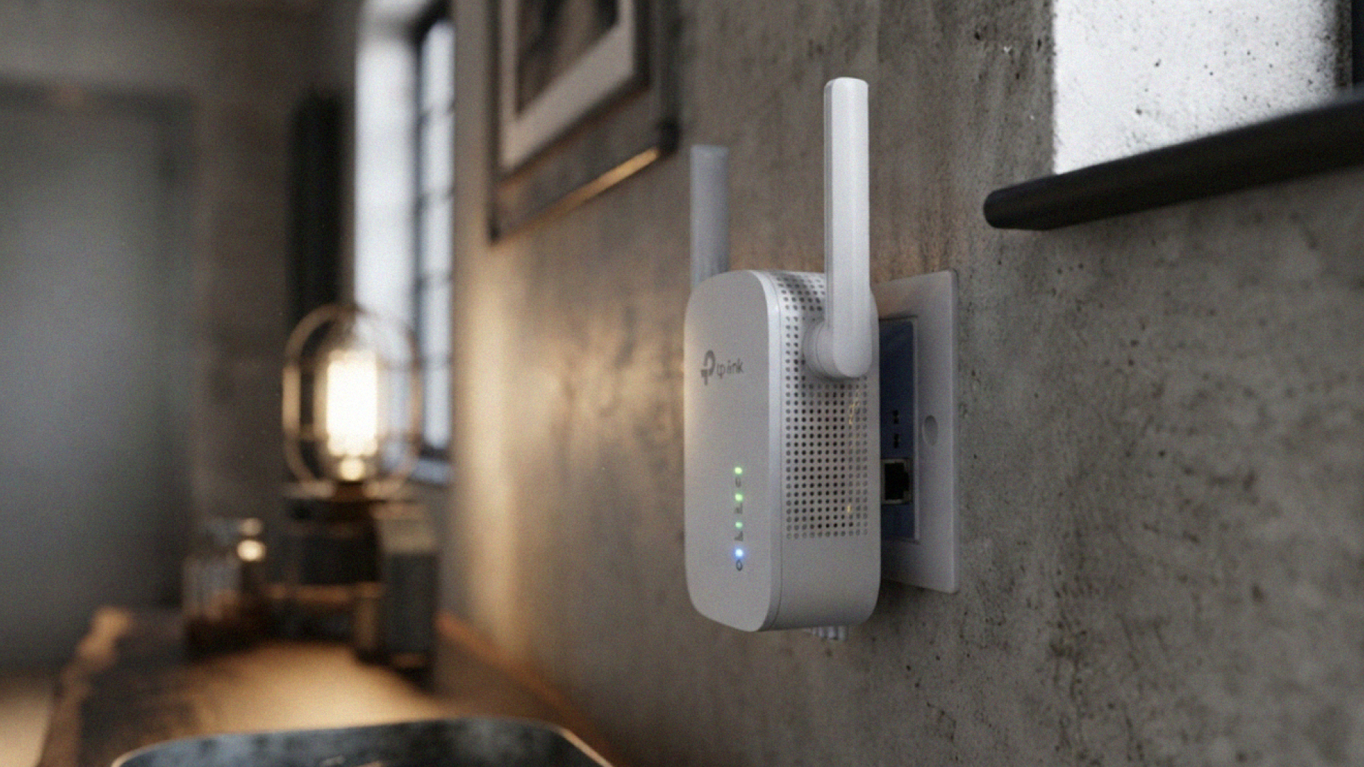 Roteador Wi-Fi instalado em posição central e elevada para melhorar o sinal em uma residência.